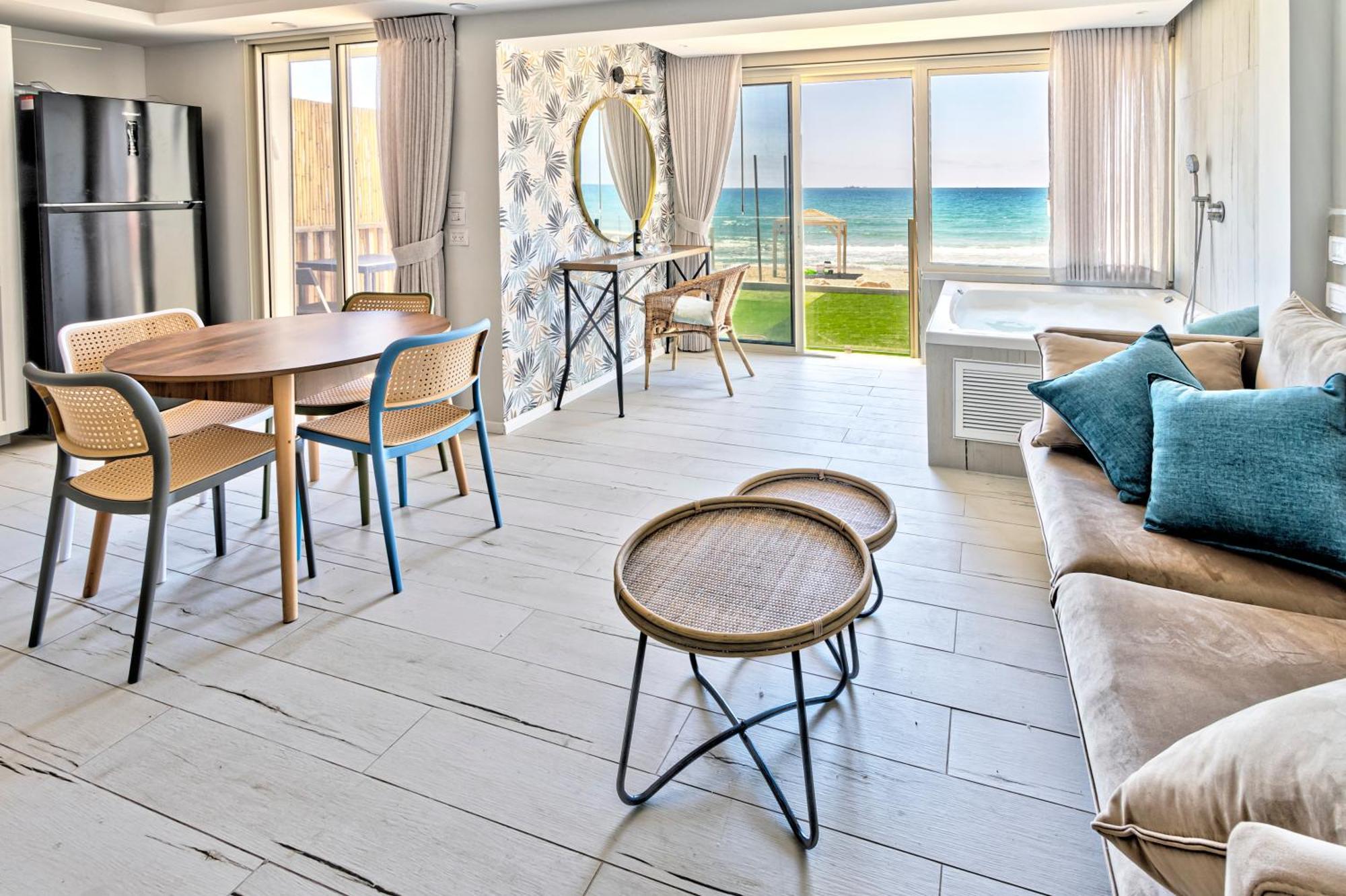 חוף מושלם עם גקוזי ומרפסת - Beachside Bliss W Jacuzzi Haifa