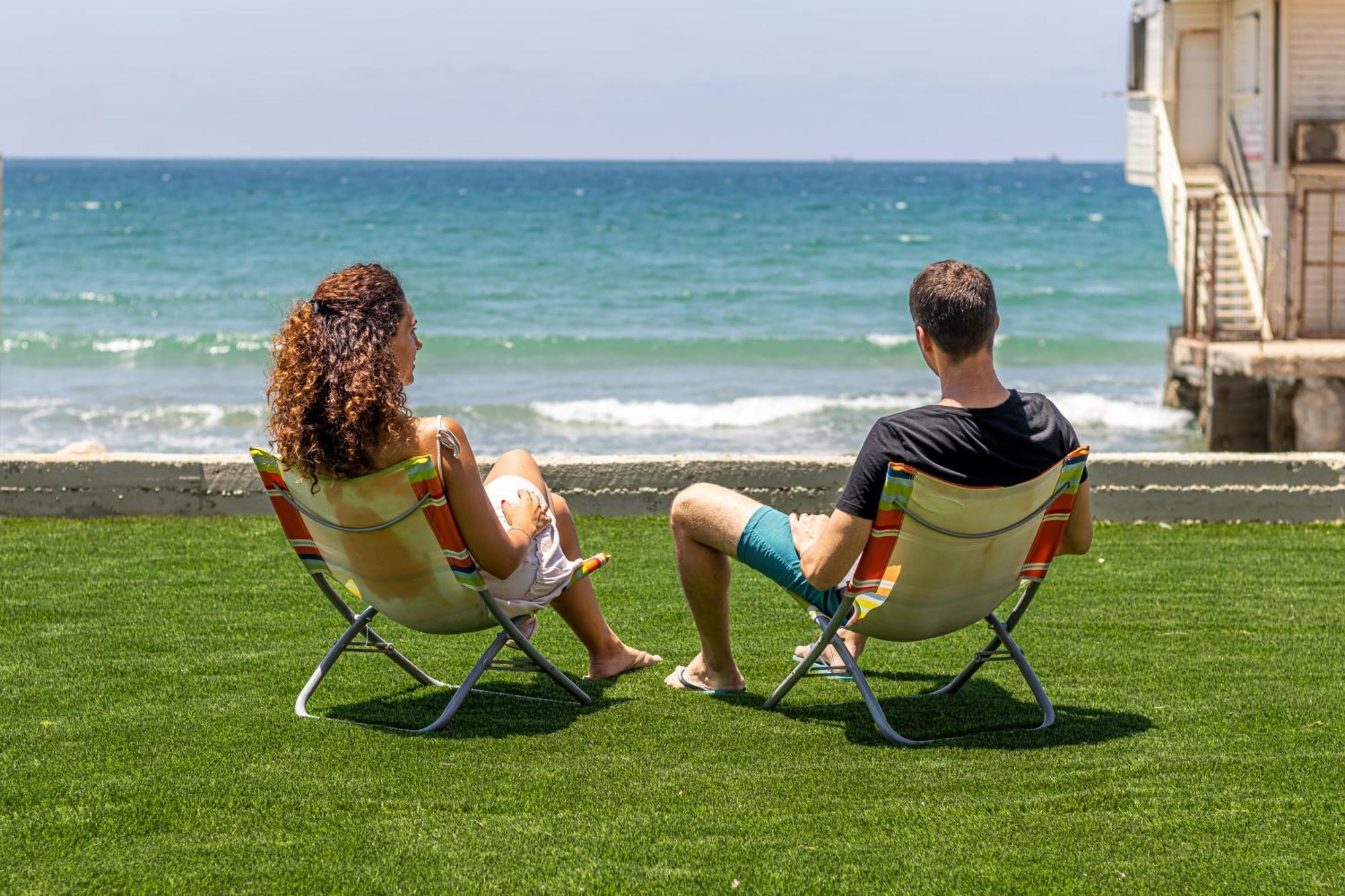 חוף מושלם עם גקוזי ומרפסת - Beachside Bliss W Jacuzzi Apartment Haifa